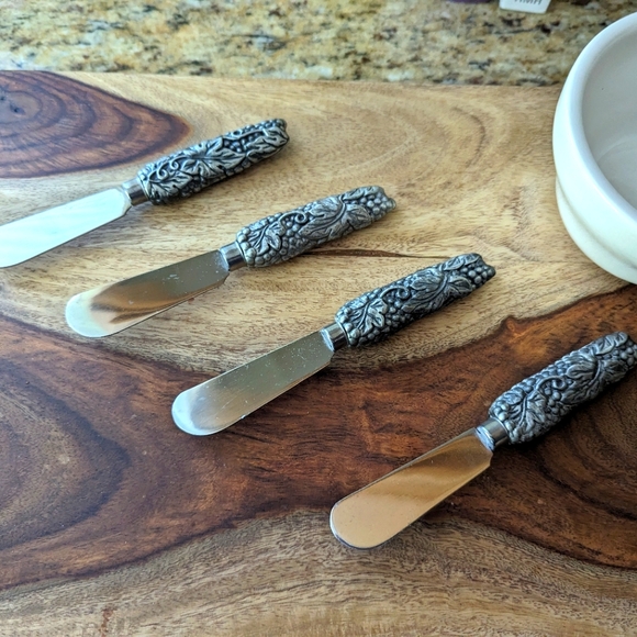 Set of 4 Pewter Grape Vine Handle Spreaders - Picture 2 of 4